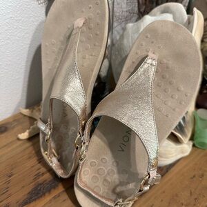 Vionic Women's Metallic Rose Gold Sandals